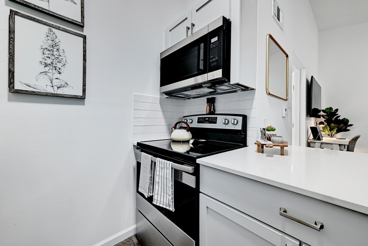 Bright & Modern 1BR Condo Near Campus & Downtown