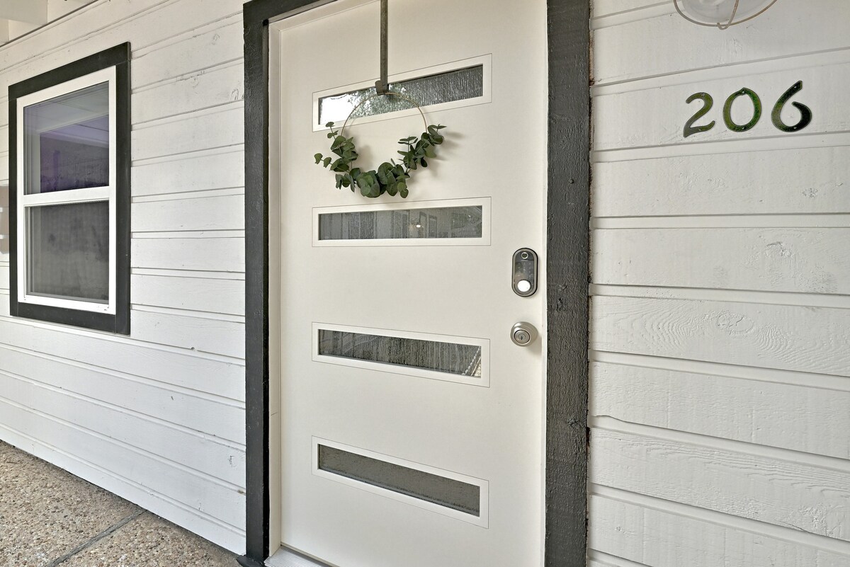 Bright & Modern 1BR Condo Near Campus & Downtown