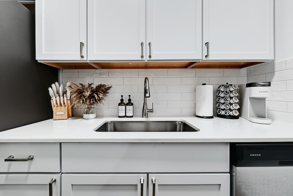 Bright & Modern 1BR Condo Near Campus & Downtown