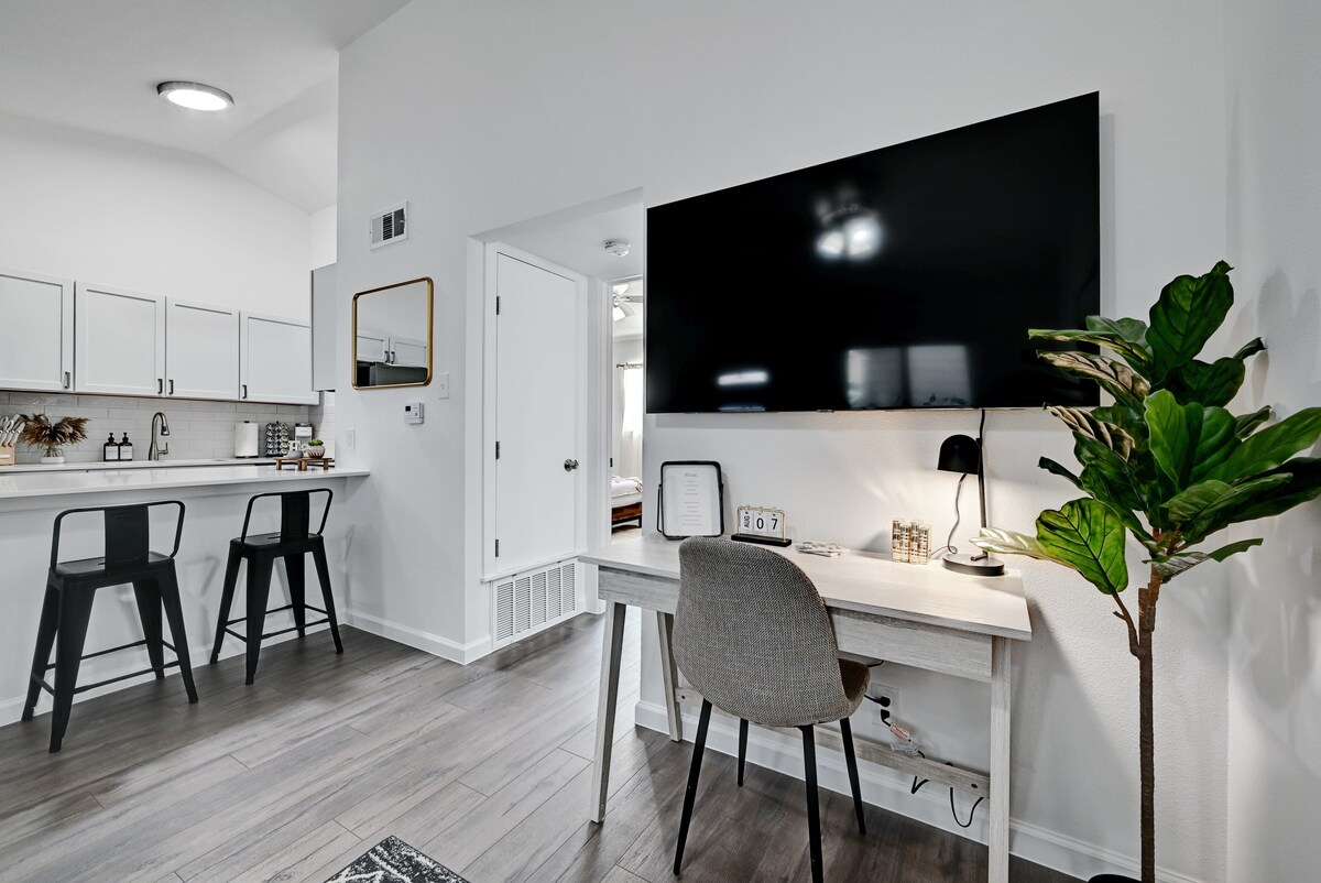 Bright & Modern 1BR Condo Near Campus & Downtown