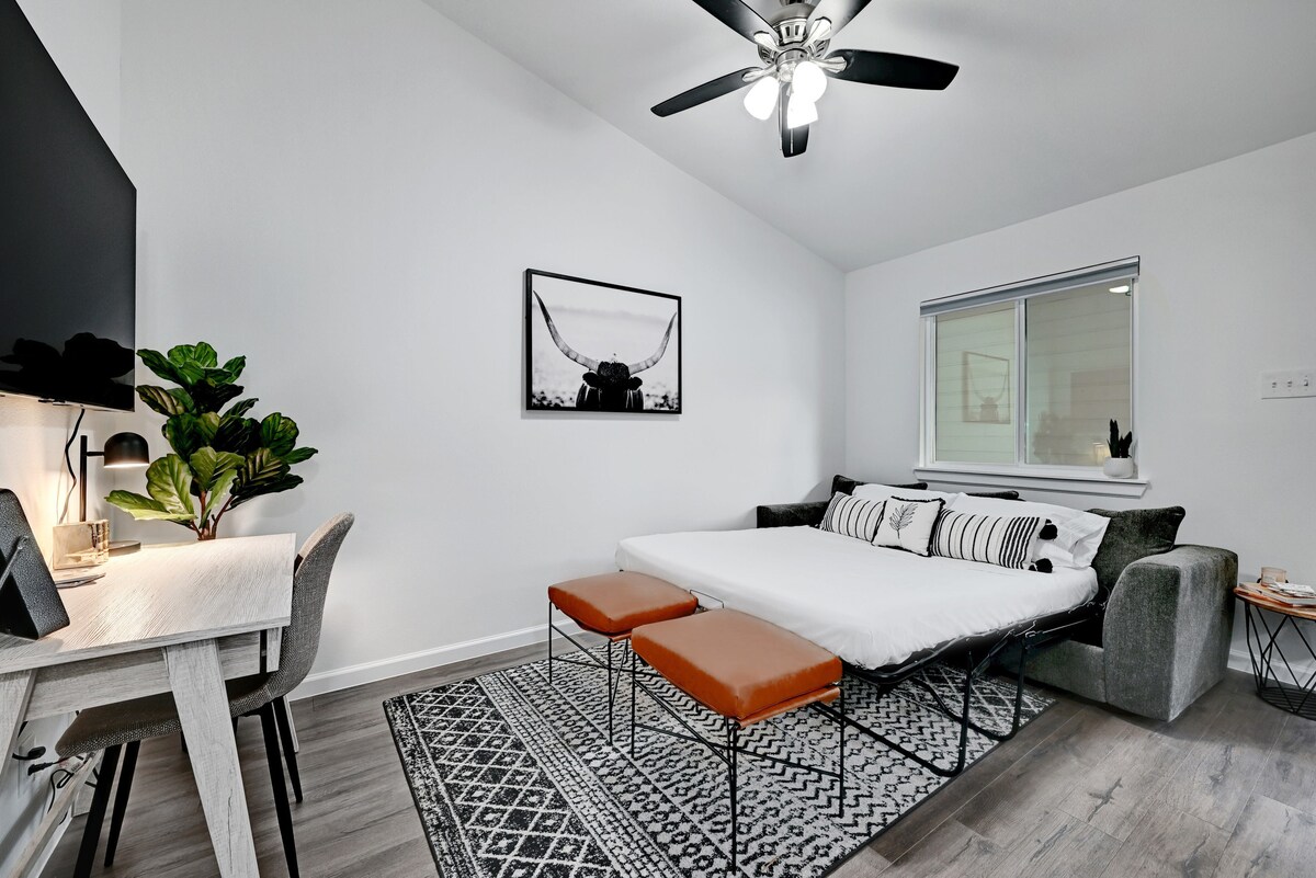 Bright & Modern 1BR Condo Near Campus & Downtown