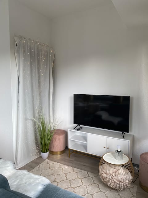 Top performing Airbnb: UrbanSuites | Best location | Kitchen | Washing machine in Rathaus