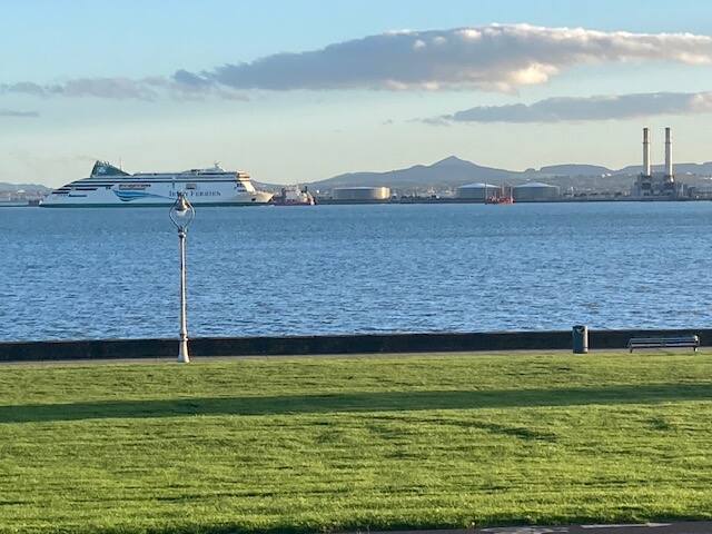 Sea view & beach nearby, 5km to Dublin city centre