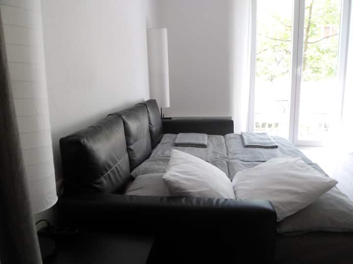 Диван во поставена положба на креветот 1