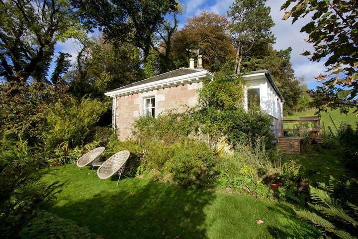 Charming peaceful country cottage, views and walks