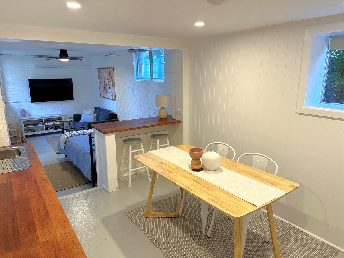 Hapësirë me vetëshërbim në katin e poshtëm - kuzhinë e vogël, tavolinë dhe gardërobë, krevat dopio "queen", shezlong dhe televizor i dytë