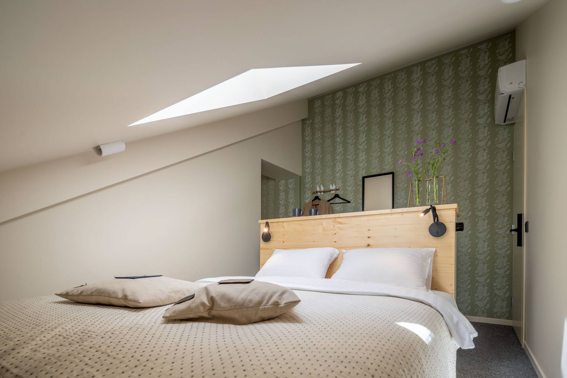 Romantic star-gazers apartment in old town