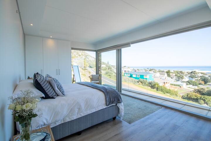 Modern seaside home with panoramic views. gallery image 2
