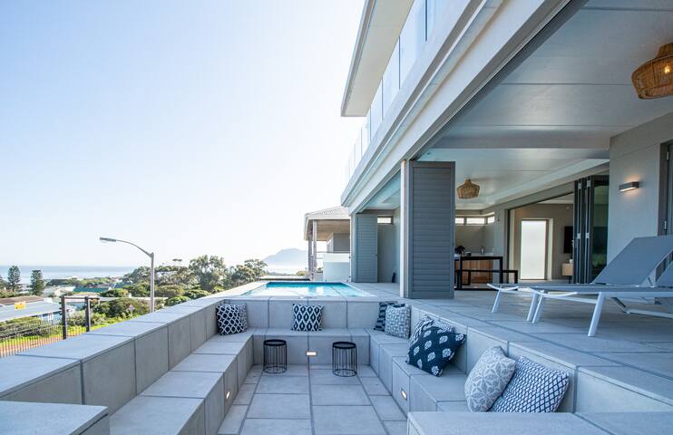 Modern seaside home with panoramic views. gallery image 4