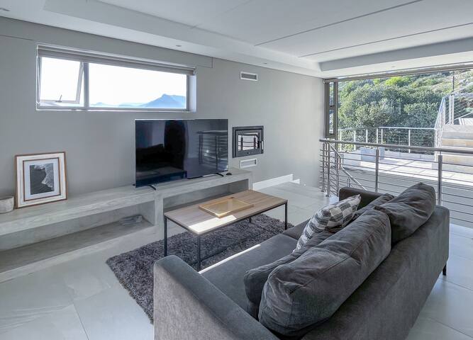 Modern seaside home with panoramic views. gallery image 5