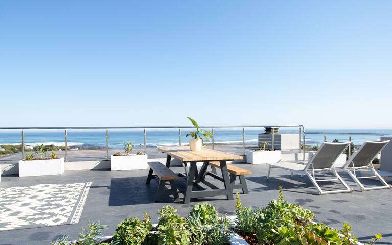 Modern seaside home with panoramic views. gallery image 3