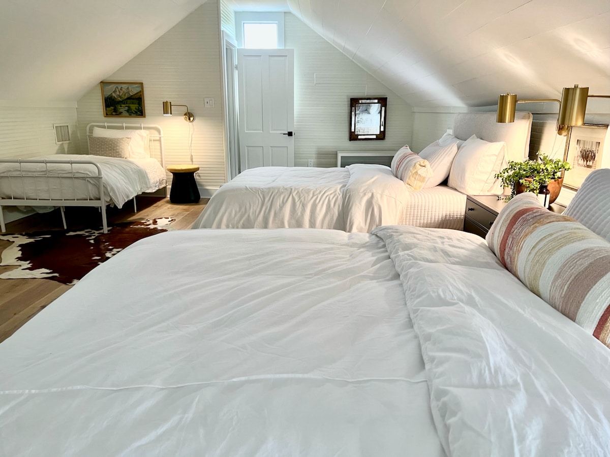 Farmhouse Second Bedroom—2 Queen Beds and 1 Twin Bed