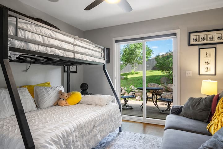 Детска стая с пълно легло отдолу и с 2 отделни легла отгоре