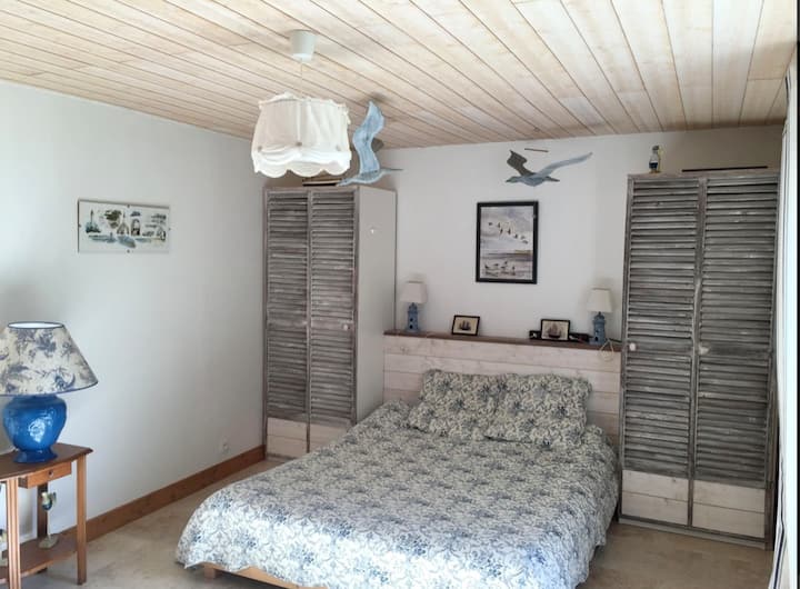 Dhoma e gjumit 1 (Kati përdhes) 