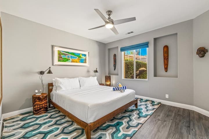 DORMITORIO TIKI N.º2 TAMBIÉN CON BAÑO PRIVADO CON UNA PUERTA ENTRE ELLOS. ESTE DORMITORIO TAMBIÉN TIENE UN TELEVISOR GRANDE DE ALTA DEFINICIÓN QUE INCLUYE VIDEO AMAZON PRIME, APPLE TV, HULU, NETFLIX, CABLE PRÉMIUM Y ROKU