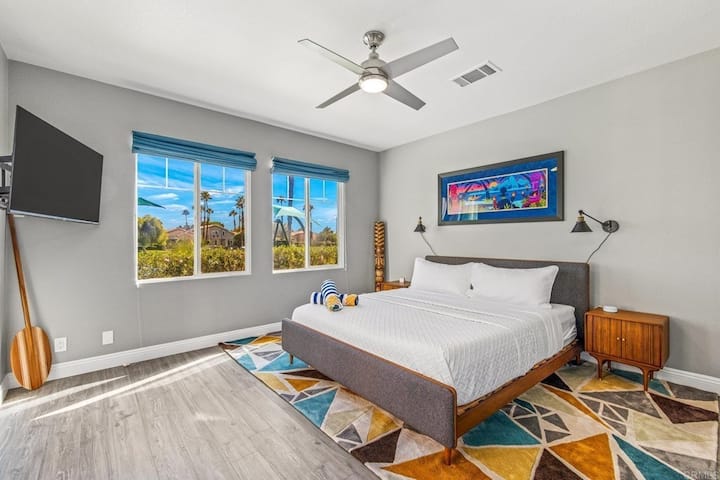 ¡DORMITORIO TIKI #1 (DORMITORIO PRINCIPAL) CON BAÑO GRANDE EN SUITE! ¡ESTE DORMITORIO TIENE UN TELEVISOR GRANDE CON HULU, CABLE PRÉMIUM NETFLIX, VIDEO AMAZON PRIME, APPLE TV Y UNA VISTA FANTACTIC DEL CAMPO DE GOLF!