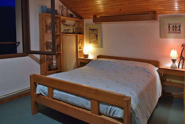 спална соба 3 горе. Убав поглед на село