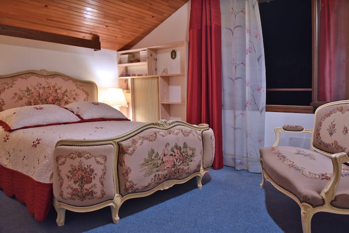 Соба 2 на горниот кат. Убав поглед на село