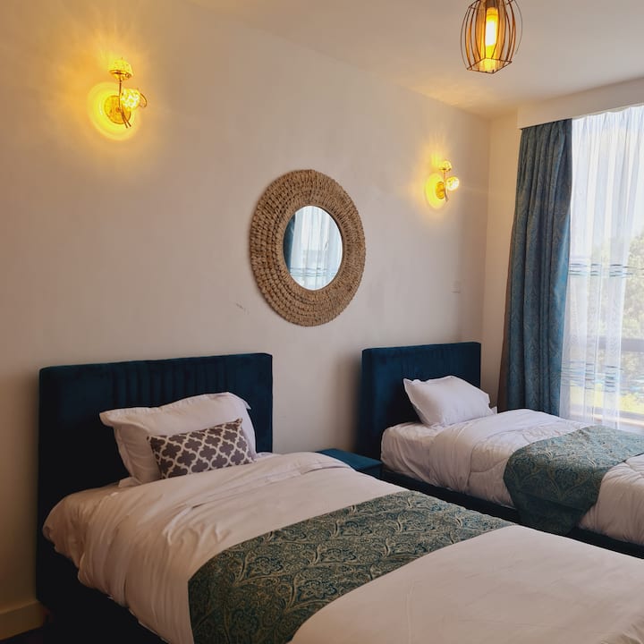 Თავისუფალ ოთახს აქვს 4,5-6 საწოლი, ის საკმარისად კომფორტული და ფართოა, ისინი შეგვიძლია შევუერთდეთ ერთი დიდი საწოლის გაკეთებას.