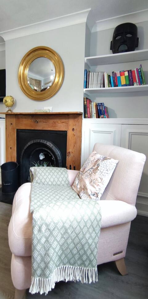 Windsor Cottage: Traditional English Charm