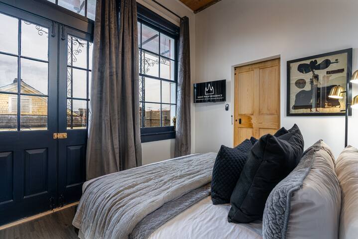 French Quarter 3 Bedroom Apt| Balcony | Sleeps 8 gallery image 3