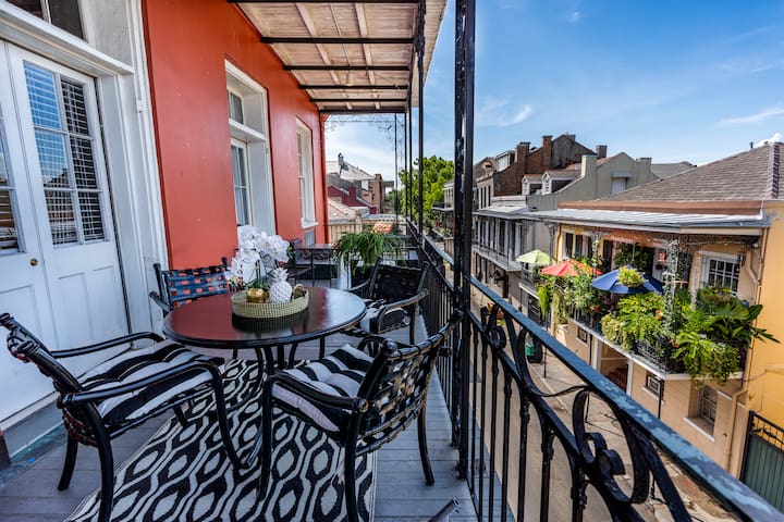 French Quarter 3 Bedroom Apt| Balcony | Sleeps 8