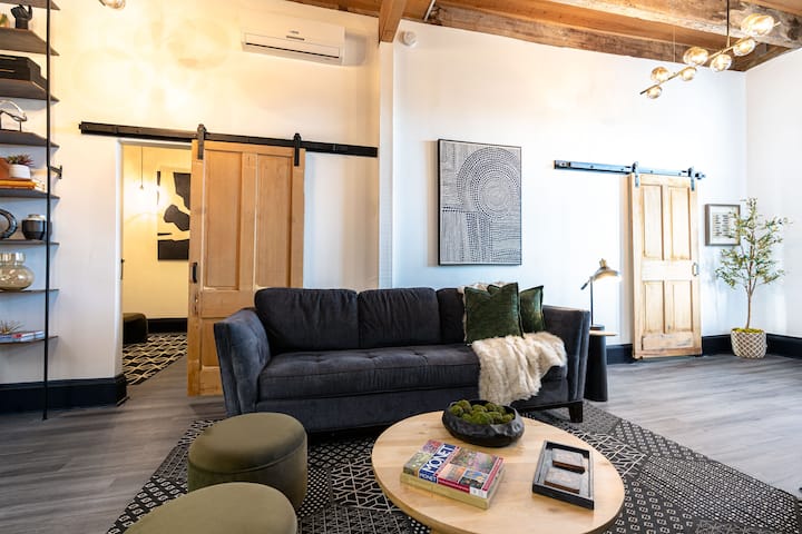 French Quarter 3 Bedroom Apt| Balcony | Sleeps 8 - New Orleans, LA