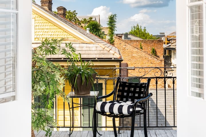 French Quarter 3 Bedroom Apt| Balcony | Sleeps 8 gallery image 2
