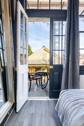 French Quarter 3 Bedroom Apt| Balcony | Sleeps 8 gallery image 5