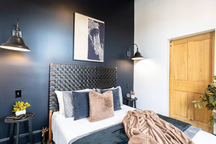 French Quarter 3 Bedroom Apt| Balcony | Sleeps 8 gallery image 4