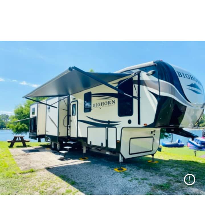 Camper/Rv lakesiderelaxing sleeps 4 Tiny houses for Rent in