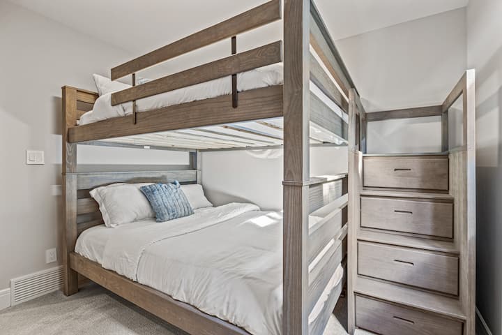 双层床房配有标准双人床