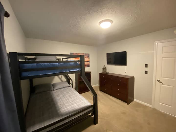 3号卧室配有双层床。 顶部和平板屏幕的底部双人床。 