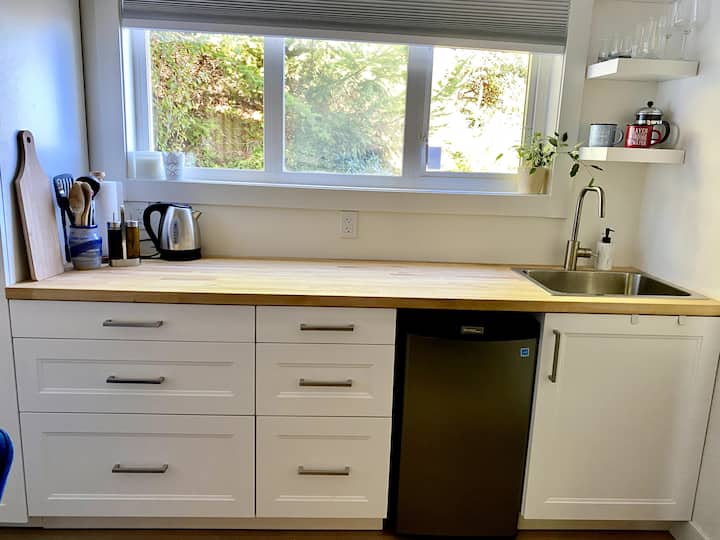 Lovely Self-contained Guest Suite With View - Nanaimo