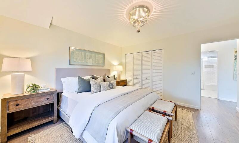 Bird Rock Beach House across street from the Ocean gallery image 4