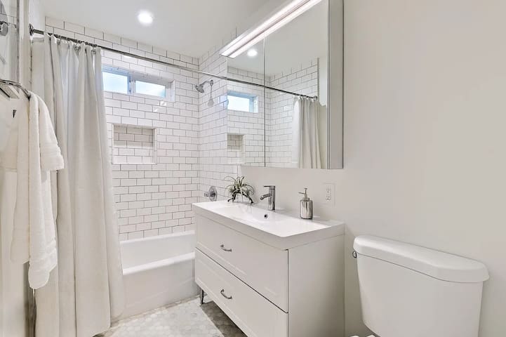 Bird Rock Beach House across street from the Ocean gallery image 3