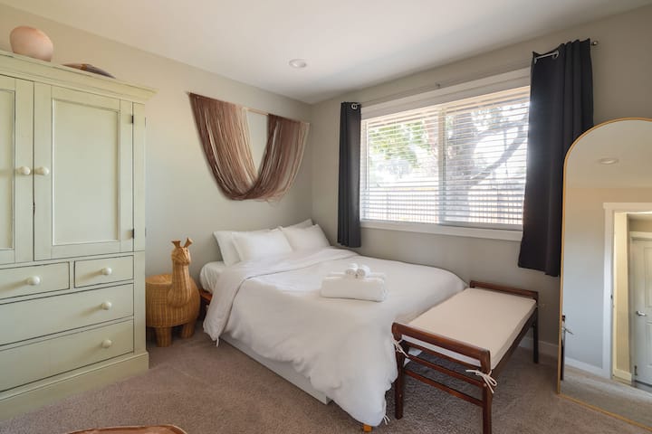 Llama 's Lair - бохо шик спална соба со удобен двоен кревет за мирен сон и грнчарски шкаф погоден за гардеробата на Sleeping Beauty. 