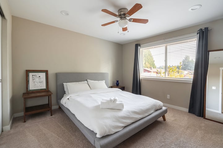 Примарната спална соба има удобен брачен кревет (широк 150-179 см), висококвалитетна постелнина и дополнителни приклучоци за уши.