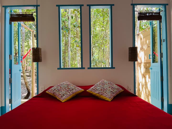 Chumba cha wanandoa hao kilicho na mazingira tulivu, kilichojumuishwa na mazingira ya asili na roshani yenye kitanda cha bembea!