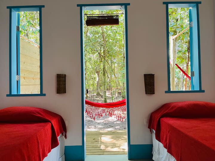 Suite yenye vitanda 2 vya sanduku na kitanda 1 cha watu wawili, na roshani iliyo na kitanda cha bembea! 