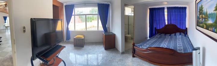 Chambre lit Queen salle de bain privée, minibar