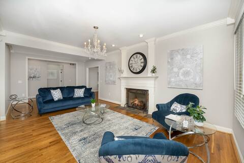 Cheerful 6-Bedroom Villa with fishing pond.