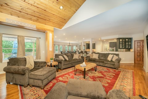 Cheerful 6-Bedroom Villa with fishing pond.