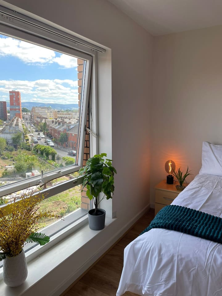 Elegant and Spacious ensuite with private terrace Flats for Rent in