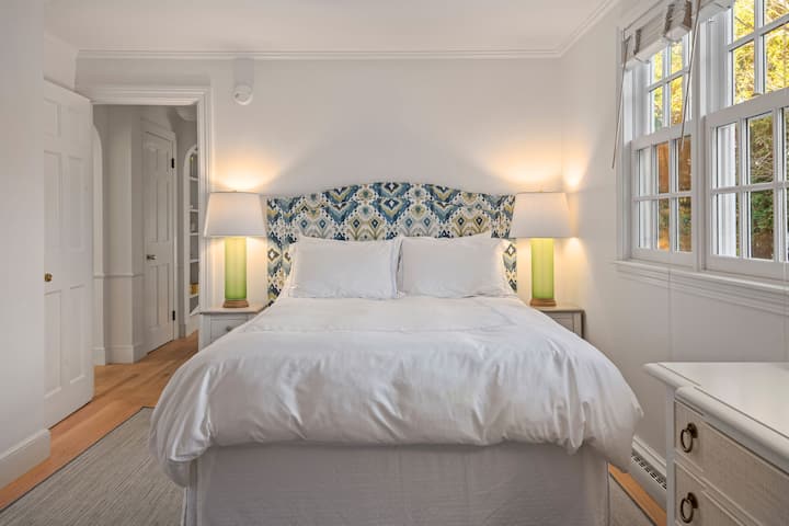 Lower Master Bedroom with En-Suite Bathroom