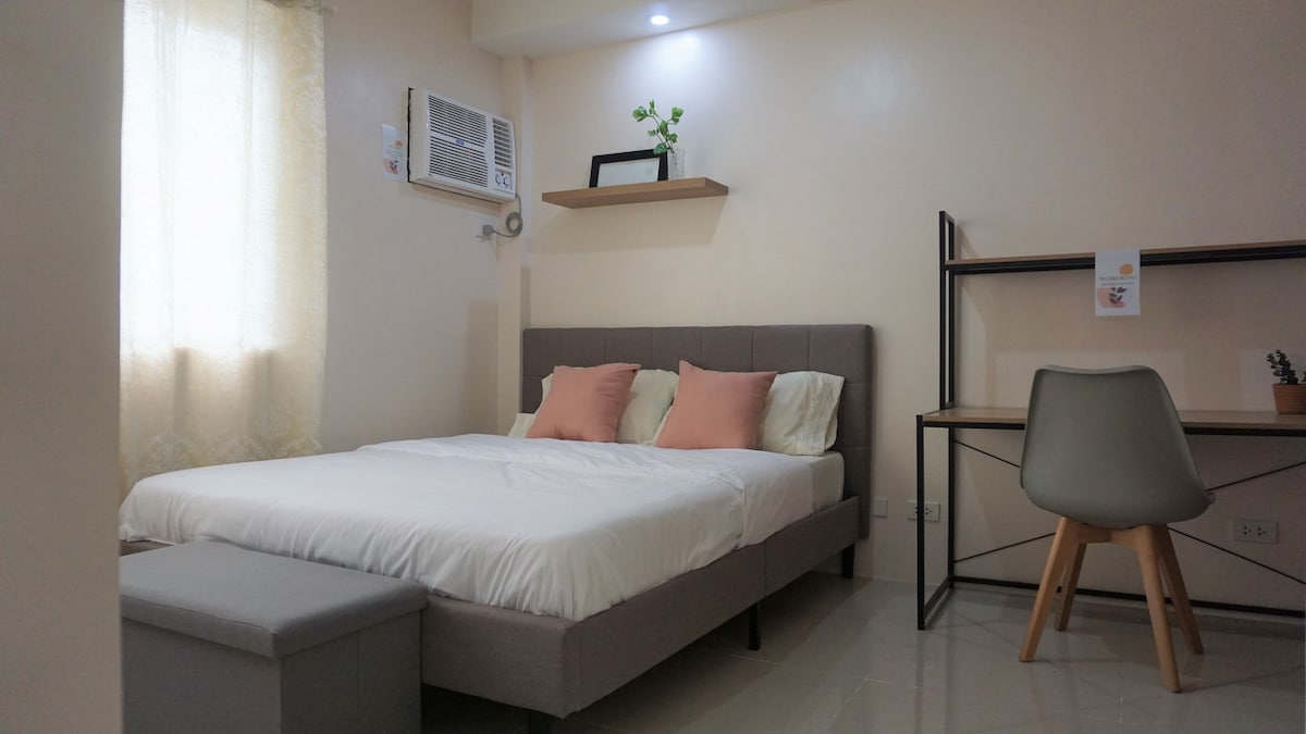 标准双人床，配备被子（提供床单）和充气床垫