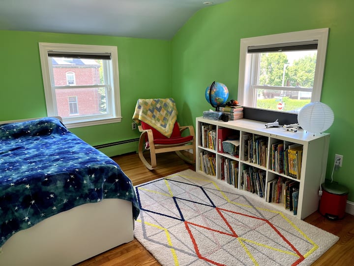 Segundo dormitorio: cama individual y colchón inflable doble almacenados debajo de la cama
