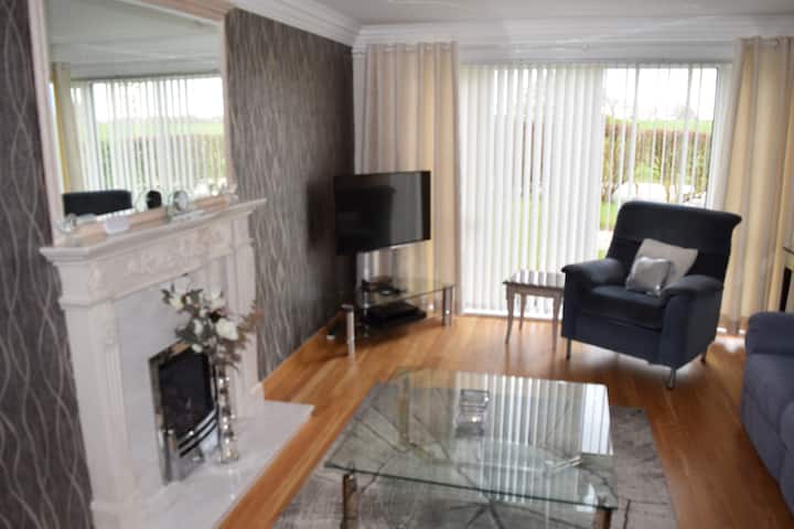 2 Bedroom Bungalow With Enclosed, Spacious Garden - Ayrshire