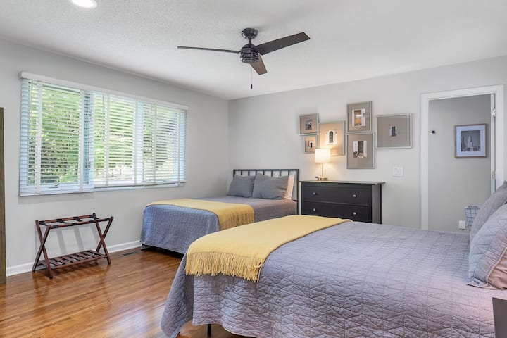 卧室2 -一张标准双人床。