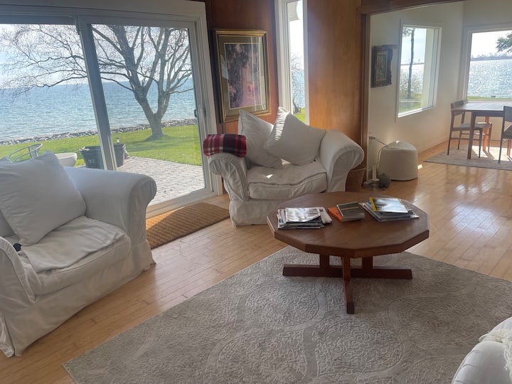 Stunning Lakeside Retreat - Cobourg